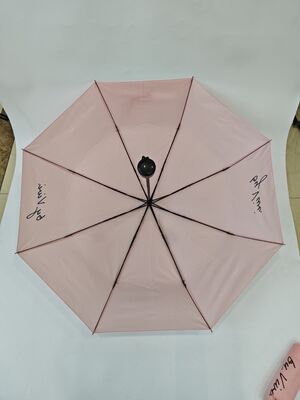 मैनुअल ओपन एंड क्लोज ट्रैवल फोल्डिंग छाता आरामदायक रबर कोटिंग हैंडल और यात्रा के लिए हल्के कॉम्पैक्ट डिजाइन के साथ