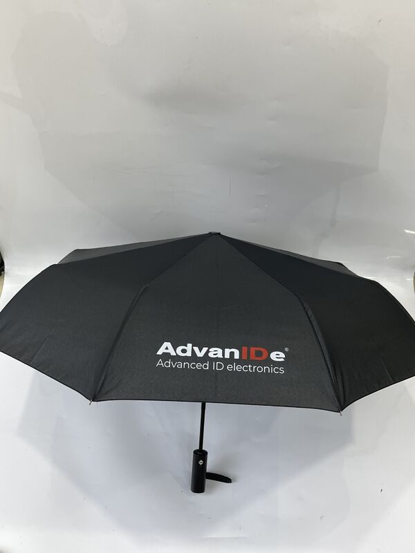 व्यापार और अवकाश के लिए उपयुक्त अधिकतम स्थायित्व और स्टाइलिश उपस्थिति के लिए डिज़ाइन किया गया पारंपरिक लकड़ी के हैंडल छाता